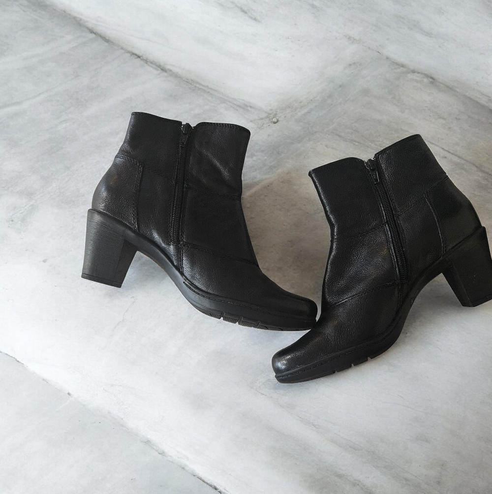 Clarks Black Leather Heeled Booties Side Zip Ankle Boot Shoes Womens Size 6 1/2